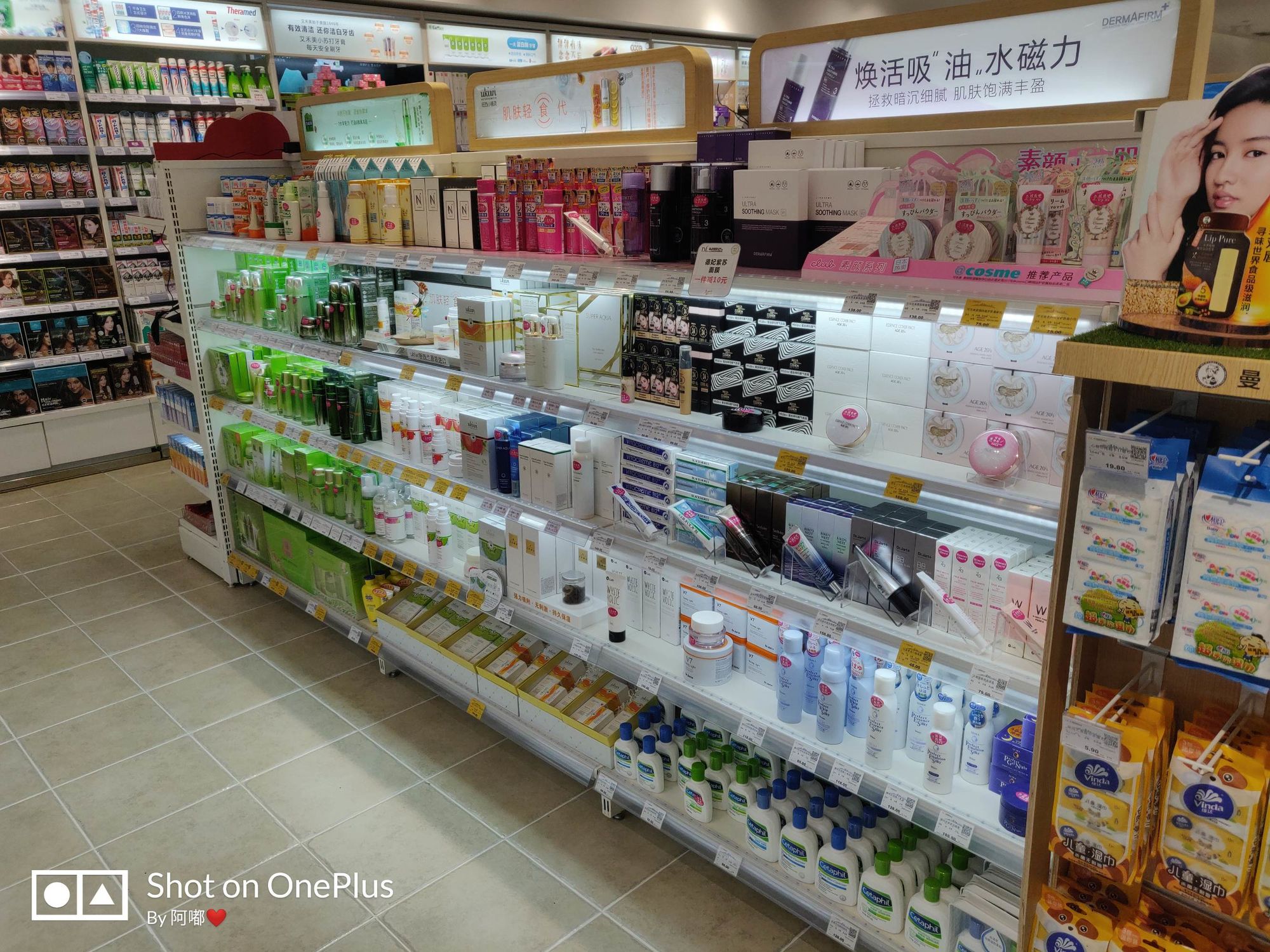 化妆品柜台陈列设计艺术 提升零售体验与销量的小乔风格技巧